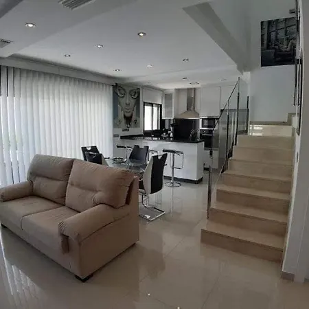 Modern 3 Bedroom With Private Pool Mo35